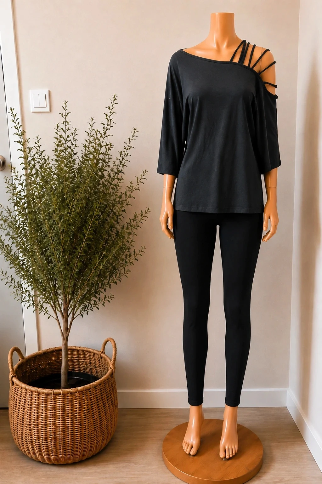 🖤 Top fluide noir asymétrique à épaule dénudée – Taille S  – Très bon état 🖤 – photo 2